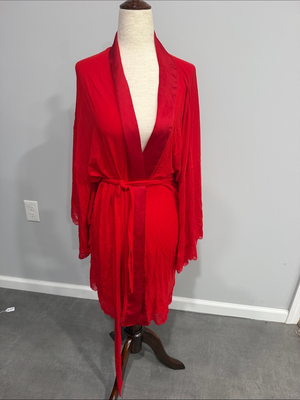 Victoria’s Secret Heavenly Angels Elegant Red Satin-Trim Robe with Tie Belt M/L